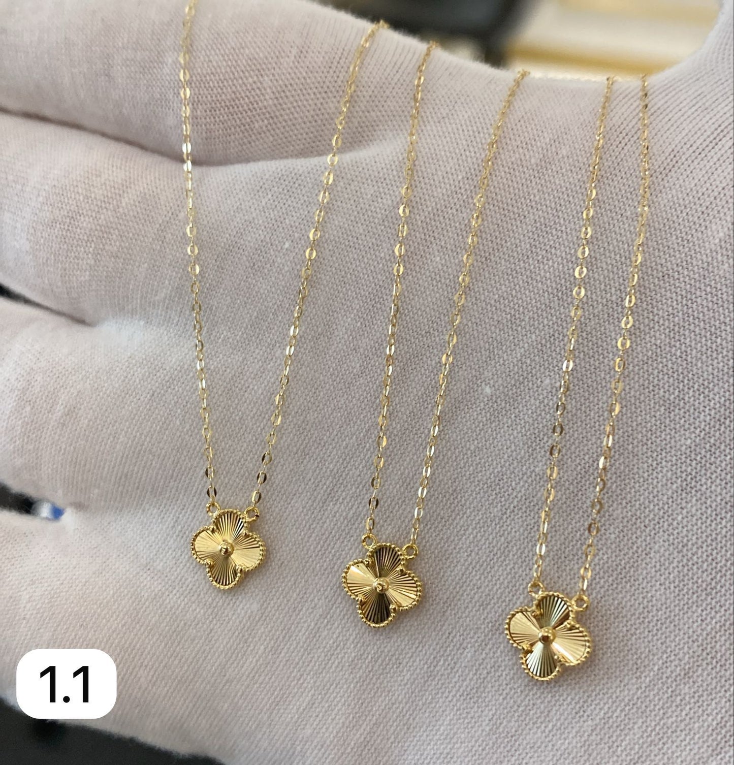 Petalo Collection – 18K Gold Floral Pendant Necklace (1.1g)