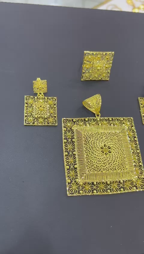 21k- Indian pendant set 43.2 Grams